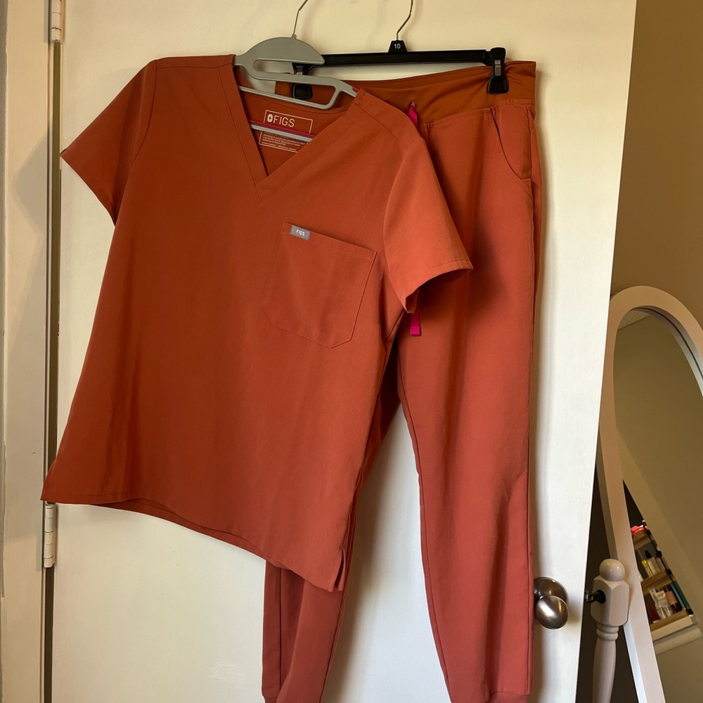 Figs Women's V-Neck Scrub Set in Warm Orange
